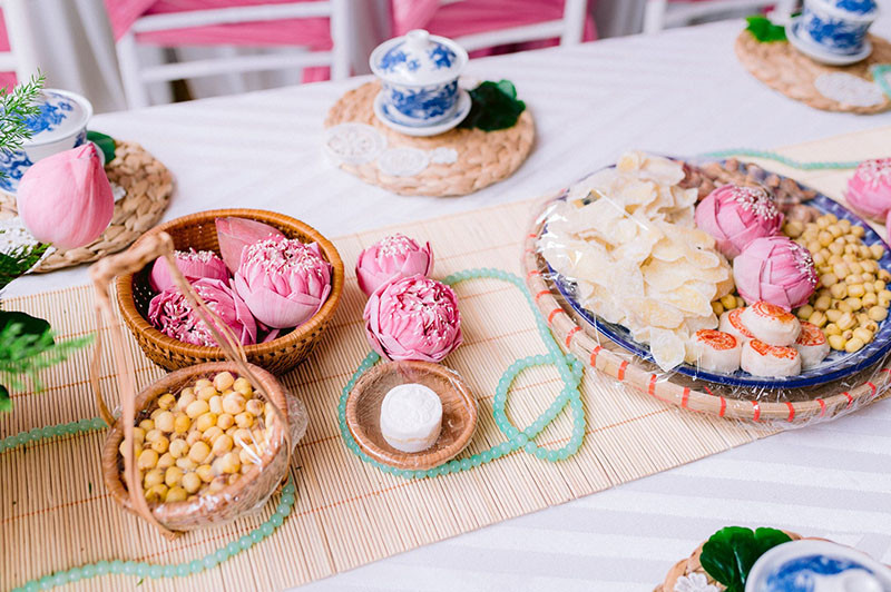 Bên cạnh việc trang trí truyền thống, các món nhẹ mời khách cũng rất đặc biệt như hạt sen, mứt, trà mạn,...