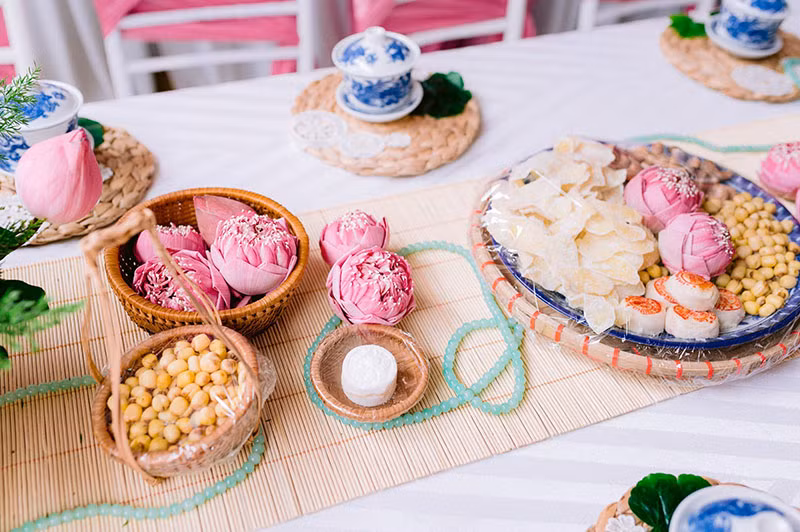 Bên cạnh việc trang trí truyền thống, các món nhẹ mời khách cũng rất đặc biệt như hạt sen, mứt, trà mạn,...