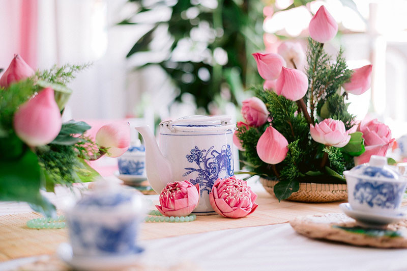 Vì yêu thích nét đẹp truyền thống nên không chỉ có hoa sen được sử dụng mà đám cưới được chăm chút tỉ mỉ từ mẹt nan, cốc, bình trà sứ vô cùng bắt mắt.