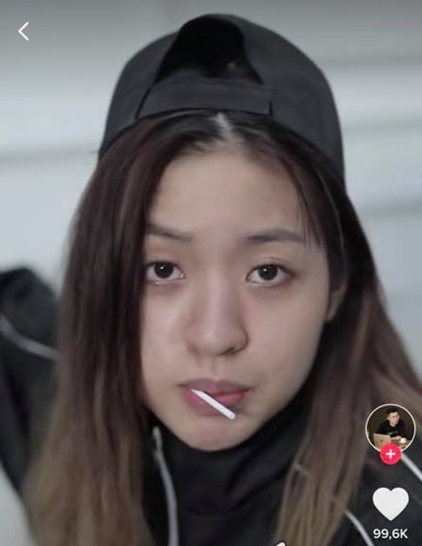 Trước đó, mặt mộc của hot girl "bắp cần bơ" Trần Thanh Tâm cũng từng bị lộ trên Tik Tok khiến dân mạng hết hồn. Khuôn mặt nhợt nhạt, quầng mắt thâm đen khiến cô nàng trông già hơn rất nhiều so với tuổi.