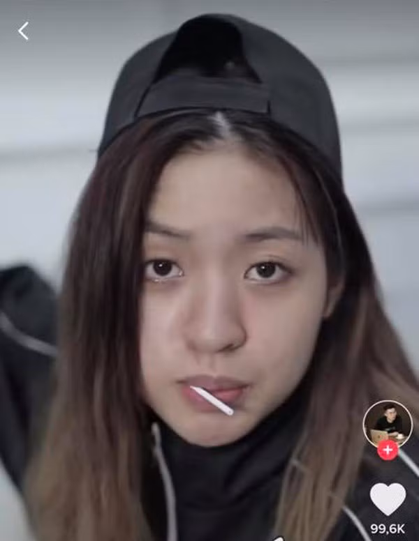 Trước đó, mặt mộc của hot girl "bắp cần bơ" Trần Thanh Tâm cũng từng bị lộ trên Tik Tok khiến dân mạng hết hồn. Khuôn mặt nhợt nhạt, quầng mắt thâm đen khiến cô nàng trông già hơn rất nhiều so với tuổi.