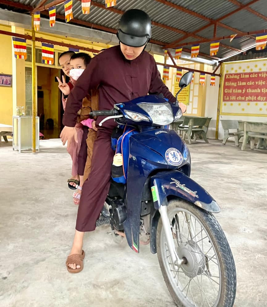 Từ ngày vào chùa, nam vlogger cho biết bản thân có thể “biến hoá” từ thầy thể dục tới thầy dạy âm nhạc, biết cuốc đất cũng biết may vá, đảm nhiệm cả công việc đưa các em tới trường...