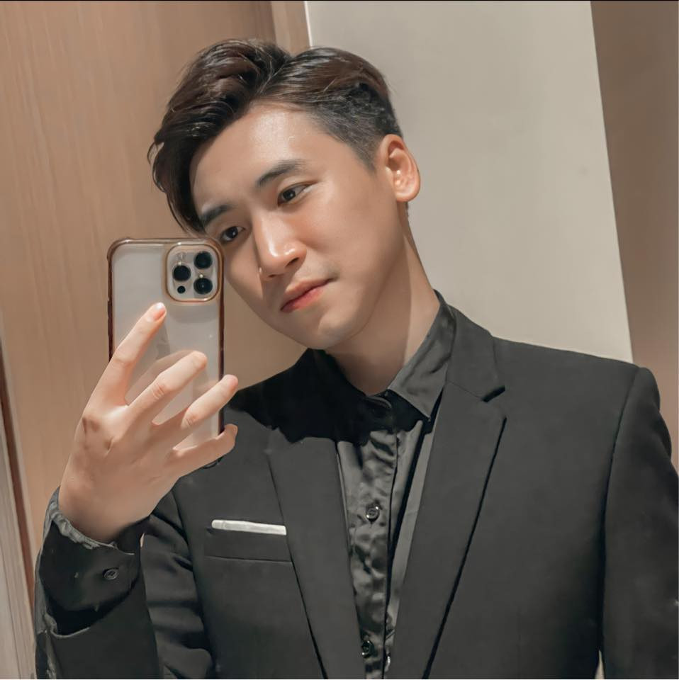 Huy Cung tên thật là Cung Đức Huy, sinh năm 1995. Sở hữu gương mặt đẹp trai cùng lối nói chuyện hài hước, Huy được rất nhiều bạn trẻ yêu mến. Các Vlogger của Huy đa phần mang nội dung hài hước, các tình huống được dàn dựng rất gần gũi với thực tế