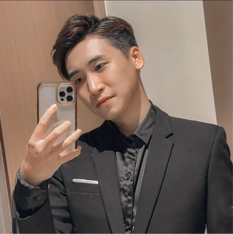 Huy Cung tên thật là Cung Đức Huy, sinh năm 1995. Sở hữu gương mặt đẹp trai cùng lối nói chuyện hài hước, Huy được rất nhiều bạn trẻ yêu mến. Các Vlogger của Huy đa phần mang nội dung hài hước, các tình huống được dàn dựng rất gần gũi với thực tế