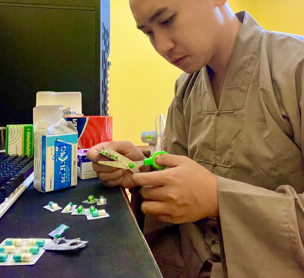 Hiện tại, ngoài thời gian tu tập, mỗi ngày Huy Cung đều đưa các em nhỏ đi học, sau đó lại cùng nhau làm rất nhiều việc khác