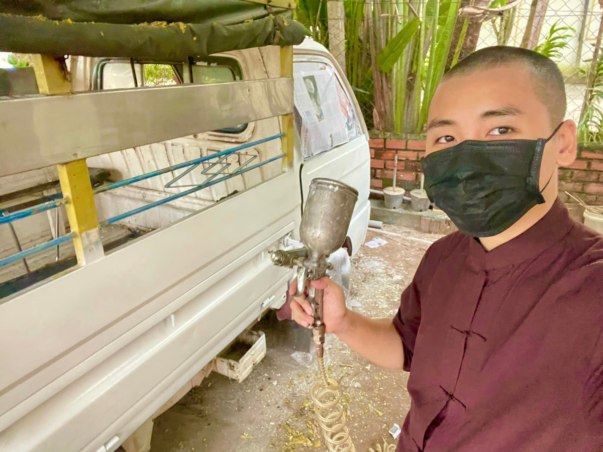 Huy cung cũng xuống tóc