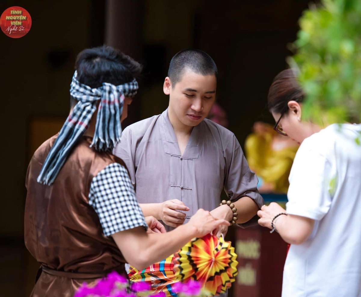 “Khi tôi dần thay đổi nhân sinh quan thấy danh lợi, tiếng tăm, tiền bạc, địa vị,... là một mớ luẩn quẩn không hồi kết vui ít khổ nhiều. Tôi chọn cách sống yêu thương và cho đi nhiều hơn. Tôi thấy cuộc sống này hạnh phúc hơn trước”, dòng trạng thái được Huy Cung cập nhật trên trang cá nhân