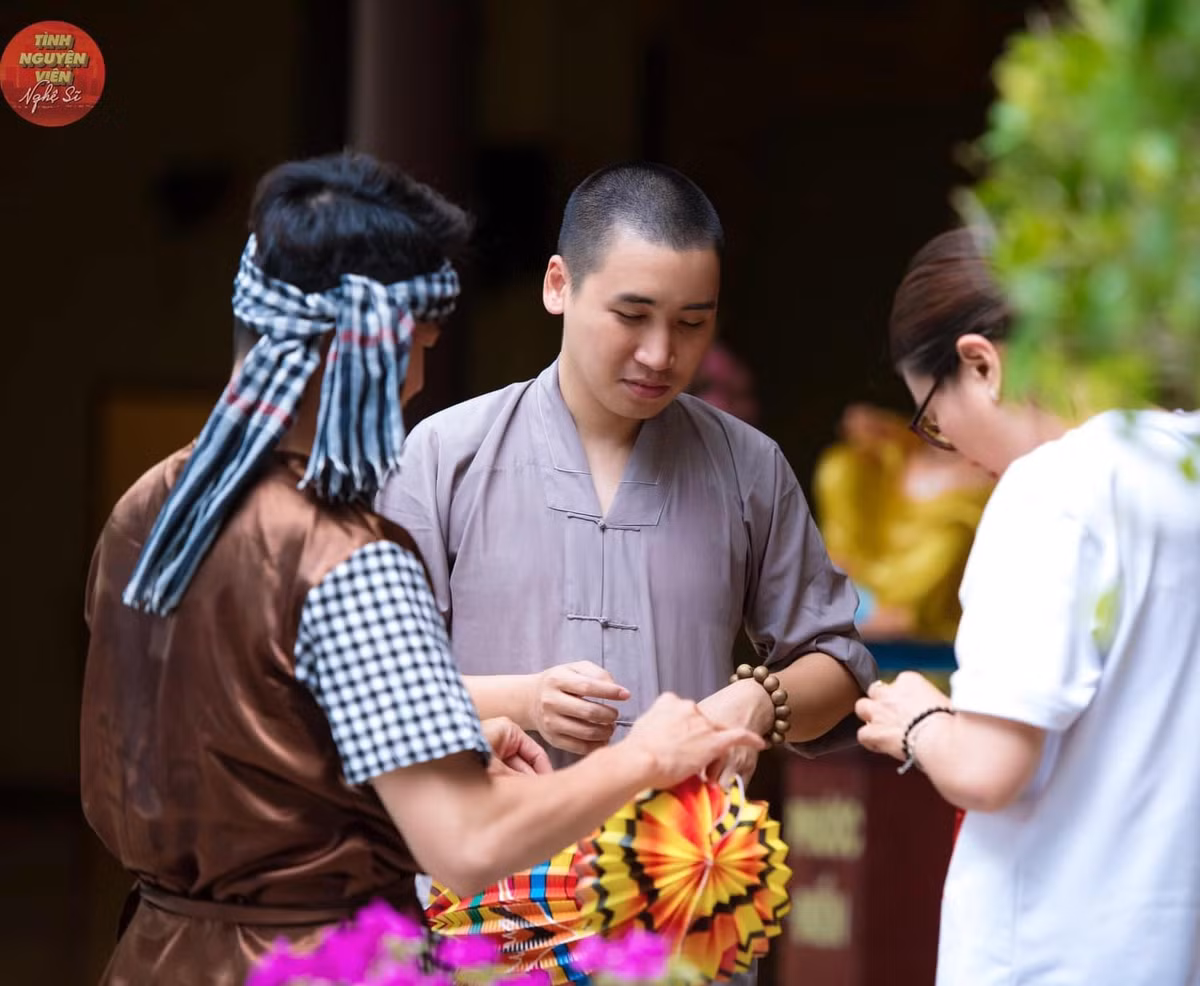 “Khi tôi dần thay đổi nhân sinh quan thấy danh lợi, tiếng tăm, tiền bạc, địa vị,... là một mớ luẩn quẩn không hồi kết vui ít khổ nhiều. Tôi chọn cách sống yêu thương và cho đi nhiều hơn. Tôi thấy cuộc sống này hạnh phúc hơn trước”, dòng trạng thái được Huy Cung cập nhật trên trang cá nhân