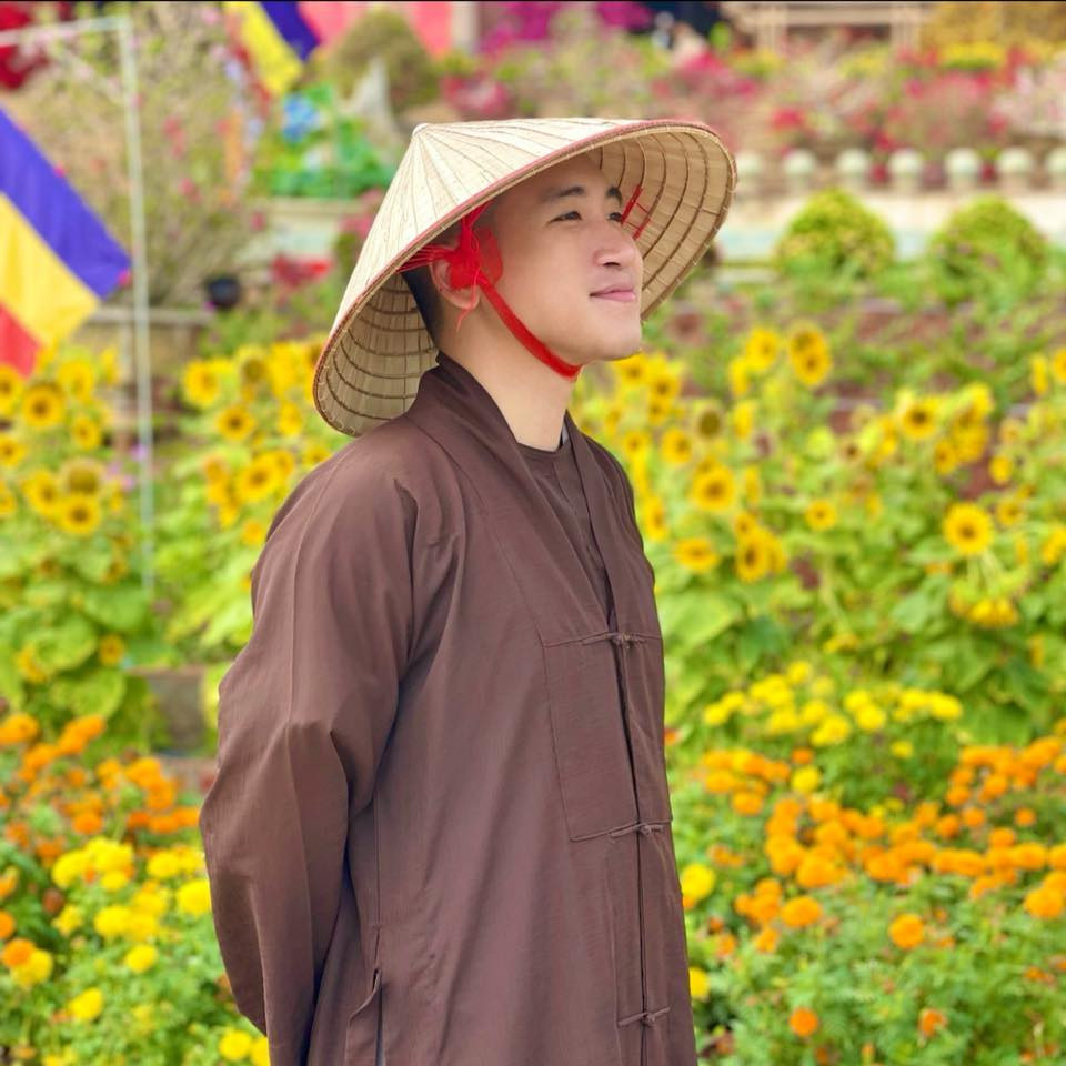 Ảnh đại diện gần đây được Huy cập nhật trên trang cá nhân với trang phục là bộ đồ lam của chùa khiến nhiều fan của anh chàng ngỡ ngàng
