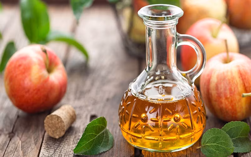 Dấm táo: Có thể pha loãng dấm táo với nước và uống, mỗi lần uống cách nhau 3 giờ để có thể điều trị cúm một cách tự nhiên.