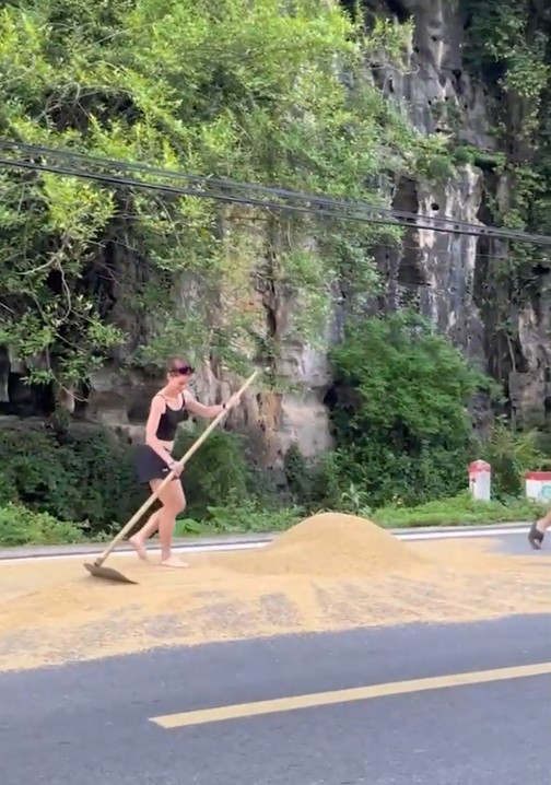 Nhiều người cho rằng đây là hình ảnh đẹp, cũng nhờ vậy mà du khách biết được tập tục, văn hóa lối sống, con người của Việt Nam: "Việt hoá ngay được, đúng kiểu du lịch trải nghiệm luôn haha", "Hoà nhập với người bản địa, kỹ năng sống thật tuyệt vời".