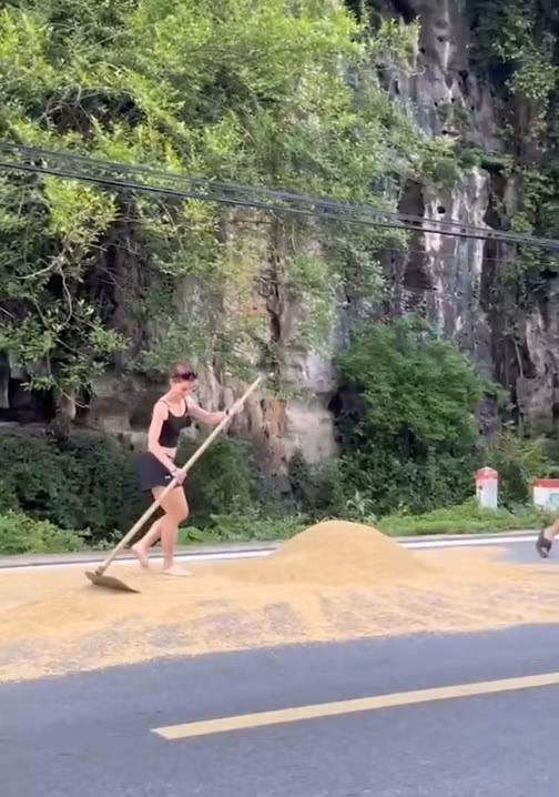 Nhiều người cho rằng đây là hình ảnh đẹp, cũng nhờ vậy mà du khách biết được tập tục, văn hóa lối sống, con người của Việt Nam: "Việt hoá ngay được, đúng kiểu du lịch trải nghiệm luôn haha", "Hoà nhập với người bản địa, kỹ năng sống thật tuyệt vời".