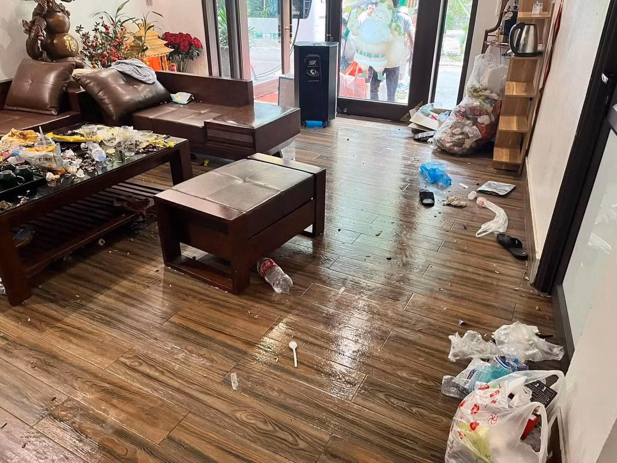 Chủ căn villa đã chia sẻ những hình ảnh mọi góc của căn nhà. Có thể thấy trên sàn nhà, trên sofa, trên bàn, đâu đâu cũng có rác.