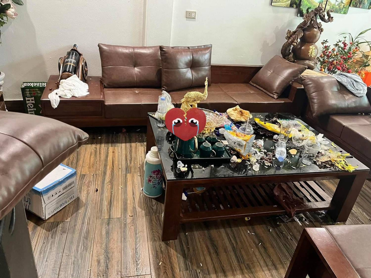 Nhiều người đã tỏ ra bất bình thay chủ villa: "Mình bị OCD nên mình k mở homestay được chứ ntn chắc mình ch.é.m khách luôn", "thế này mà phụ thu 200k là quá rẻ rồi", "khiếp không hiểu đã làm gì để căn phòng trở nên thế này".