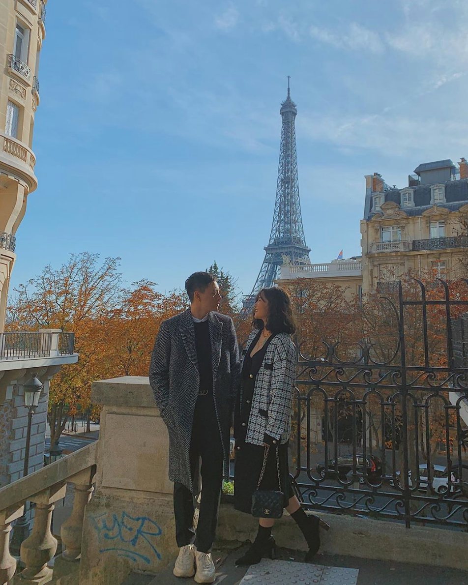 Chơi thân trong hội hot family Hà Thành với nhà Trang Lou và Nam Thương, Kiên Hoàng và Heo Mi Nhon (tên thật là Hoàng Thanh Loan, sinh năm 1991) cũng có cuộc sống khả giả. Mới đây cặp đôi có chuyến du lịch tới Pháp và chăm chỉ khoe ảnh đẹp như mộng ở Châu Âu.