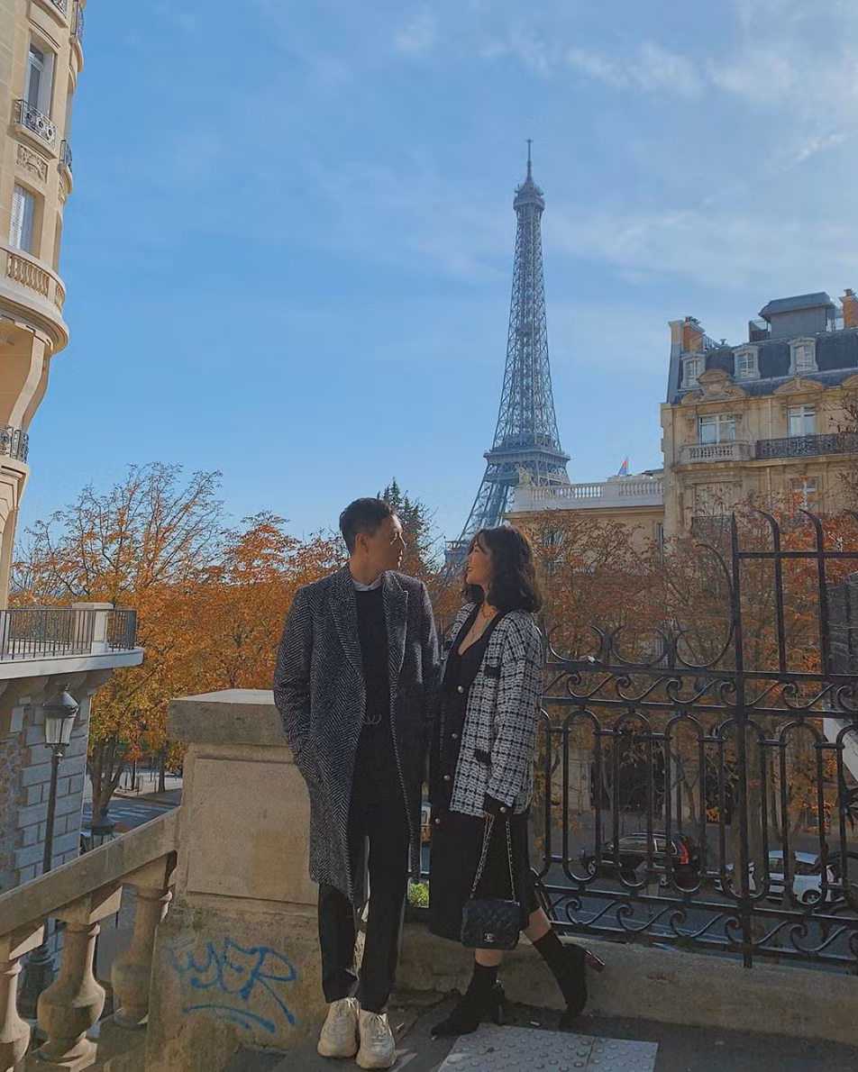 Chơi thân trong hội hot family Hà Thành với nhà Trang Lou và Nam Thương, Kiên Hoàng và Heo Mi Nhon (tên thật là Hoàng Thanh Loan, sinh năm 1991) cũng có cuộc sống khả giả. Mới đây cặp đôi có chuyến du lịch tới Pháp và chăm chỉ khoe ảnh đẹp như mộng ở Châu Âu.