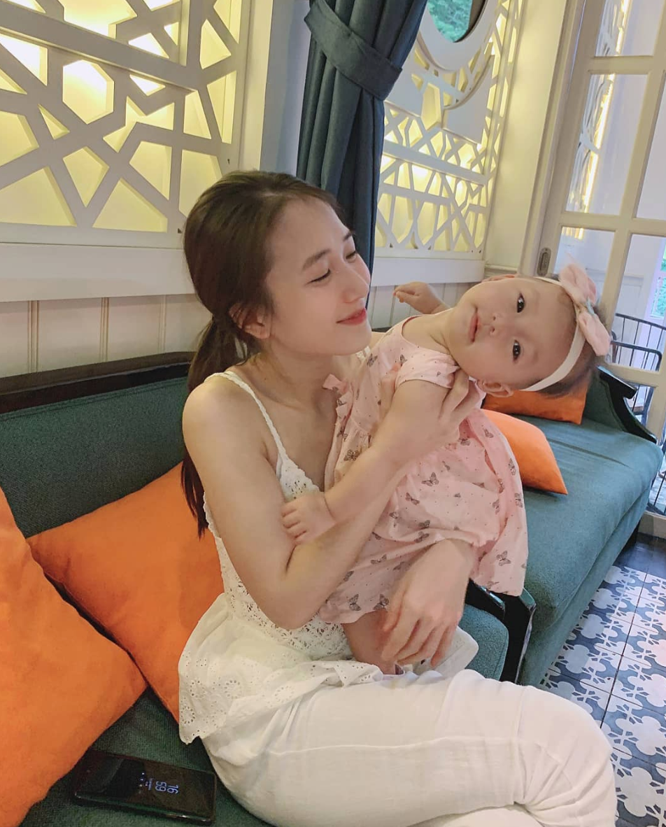 Năm 2018, Trâm Anh kết hôn cùng nam ca sĩ JustaTee và nhanh chóng sinh con gái đầu lòng. Cặp đôi có cuộc sống hạnh phúc viên mãn khi thường xuyên lên mạng xã hội khoe tổ ấm nhỏ.