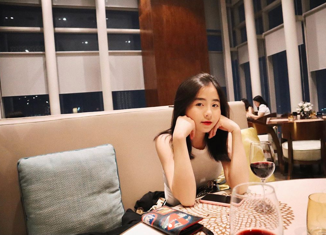 Nam Thương (SN 1995) là hot mom khá quen mặt trên mạng xã hội, cô nàng là vợ của Ba Duy và mẹ của em bé Đậu nổi tiếng. Cô nàng là hot girl trường ĐH Sân khấu Điện ảnh và có xuất hiện trong một số bộ phim tuy nhiên chưa thật sự gây ấn tượng.