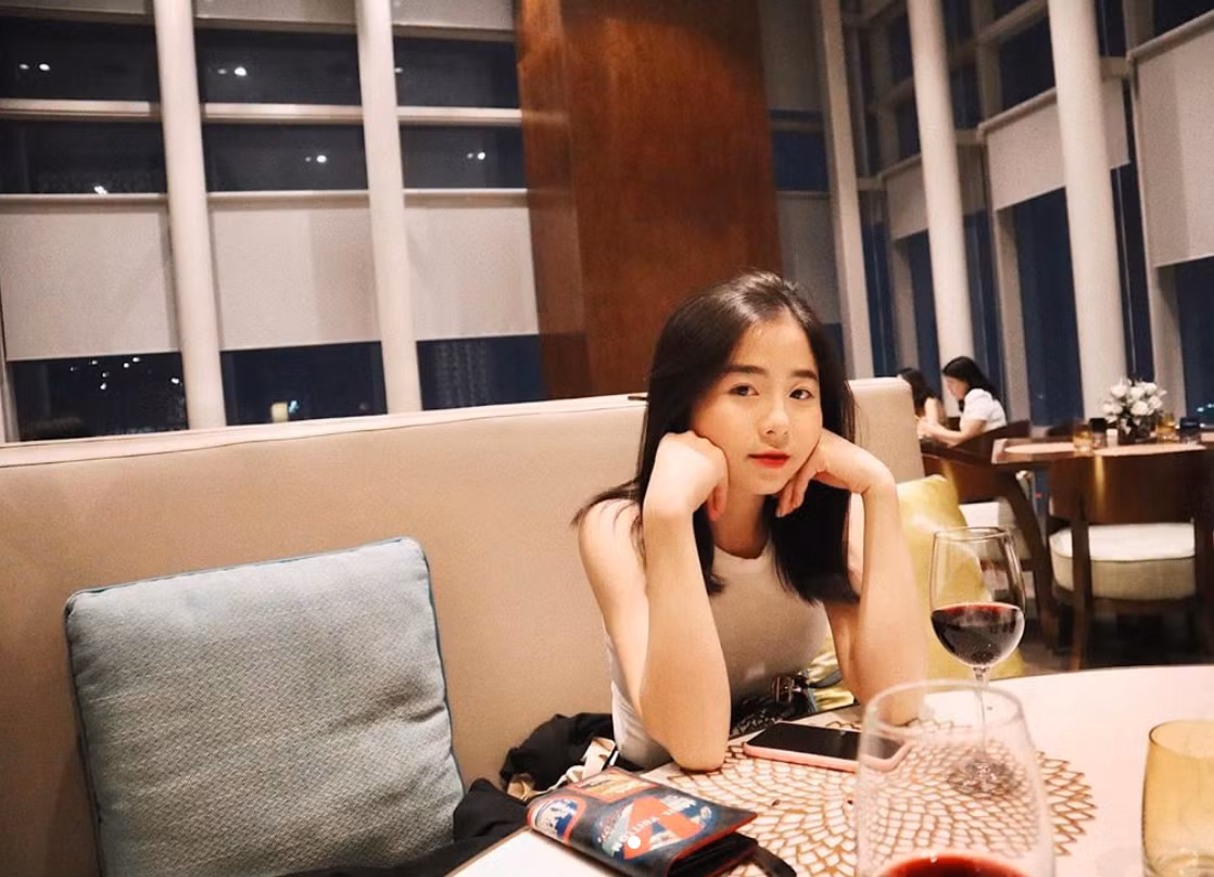 Nam Thương (SN 1995) là hot mom khá quen mặt trên mạng xã hội, cô nàng là vợ của Ba Duy và mẹ của em bé Đậu nổi tiếng. Cô nàng là hot girl trường ĐH Sân khấu Điện ảnh và có xuất hiện trong một số bộ phim tuy nhiên chưa thật sự gây ấn tượng.