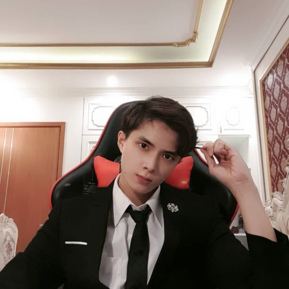 Không những vậy, hot boy còn được kết nạp Đảng từ năm 18 tuổi, khi vẫn đang học THPT. Vậy là biết Sơn là học sinh, sinh viên ưu tú và gương mẫu cỡ nào.