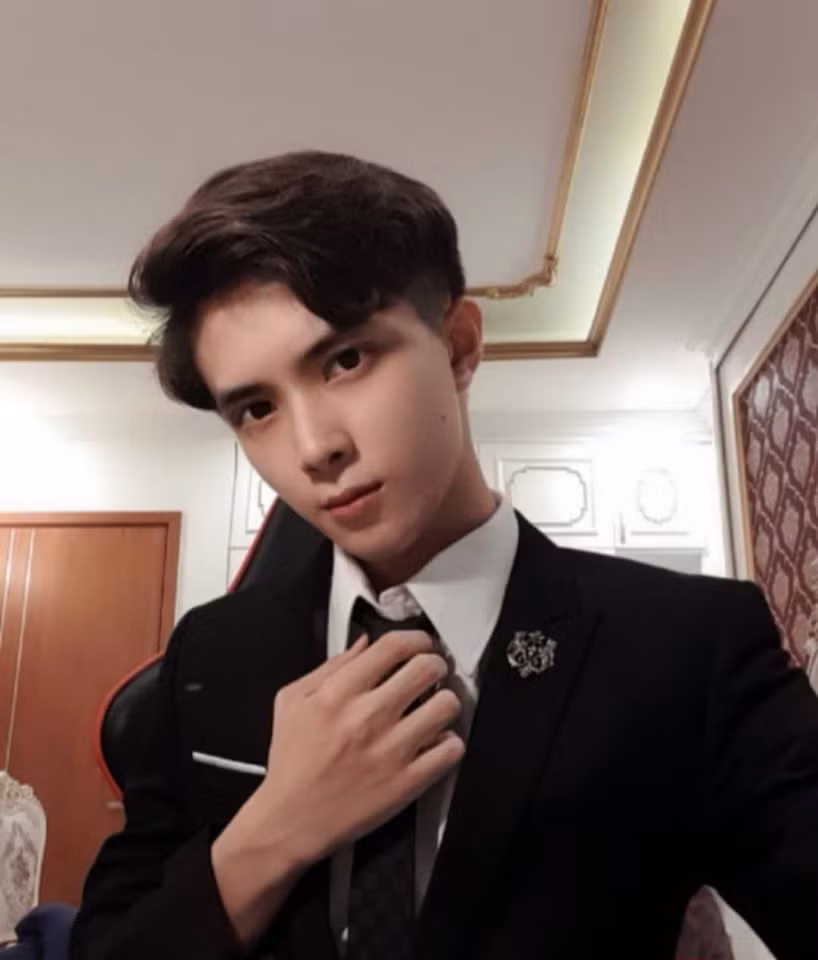 Không chỉ có vẻ ngoài điển trai hút hồn, Ngọc Sơn còn có bảng thành tích đáng ngưỡng mộ. Khi còn đang theo học phổ thông ở trường chuyên Lương Văn Tụy, Ninh Bình, anh chàng là thành viên đội tuyển quốc gia môn Địa lý.