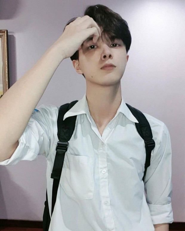 Thông tin của anh chàng được tìm thấy rất nhanh chóng. Được biết, hot boy vạn người mê có tên là Đàm Ngọc Sơn, sinh năm 2000, sinh viên K43, trường ĐH Luật Hà Nội.