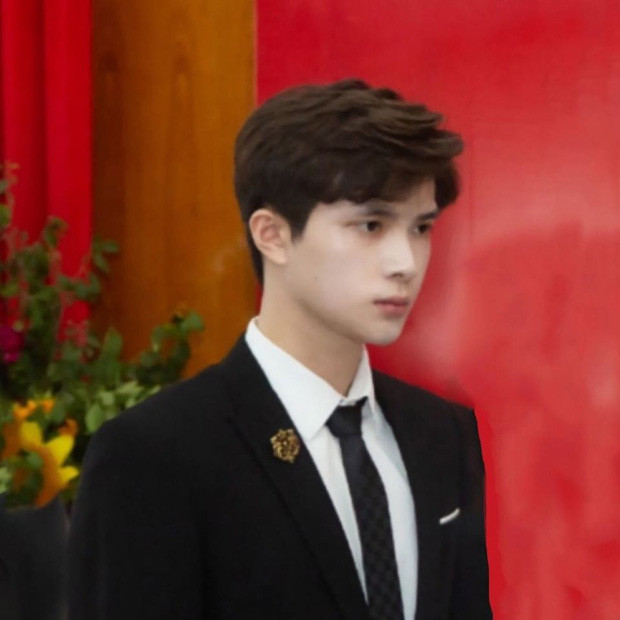 Ngọc Sơn sở hữu vẻ đẹp đúng chuẩn hot boy học đường với nước da trắng sữa, sống mũi cao, đôi môi đỏ. Nhan sắc bất chấp cả ảnh thẻ, thể loại ảnh "dìm hàng" bất kỳ ai thì đủ biết là cực phẩm thế nào rồi.