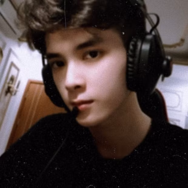 Ngọc Sơn chia sẻ bản thân chưa có người yêu qua phần bình luận với bạn bè trên mạng xã hội.