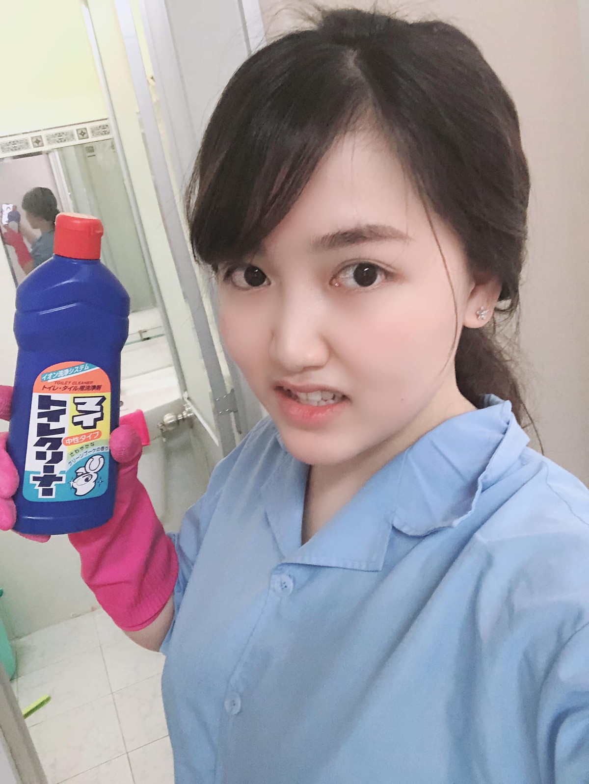 Trước đó, khi được các nhân viên y tế chăm sóc tận tình trong khu cách ly dịch Covid-19, Thùy Dung đã đáp đền bằng cách tự tay làm sạch nhà vệ sinh và nhận được sự hưởng ứng nhiệt tình từ dân tình.