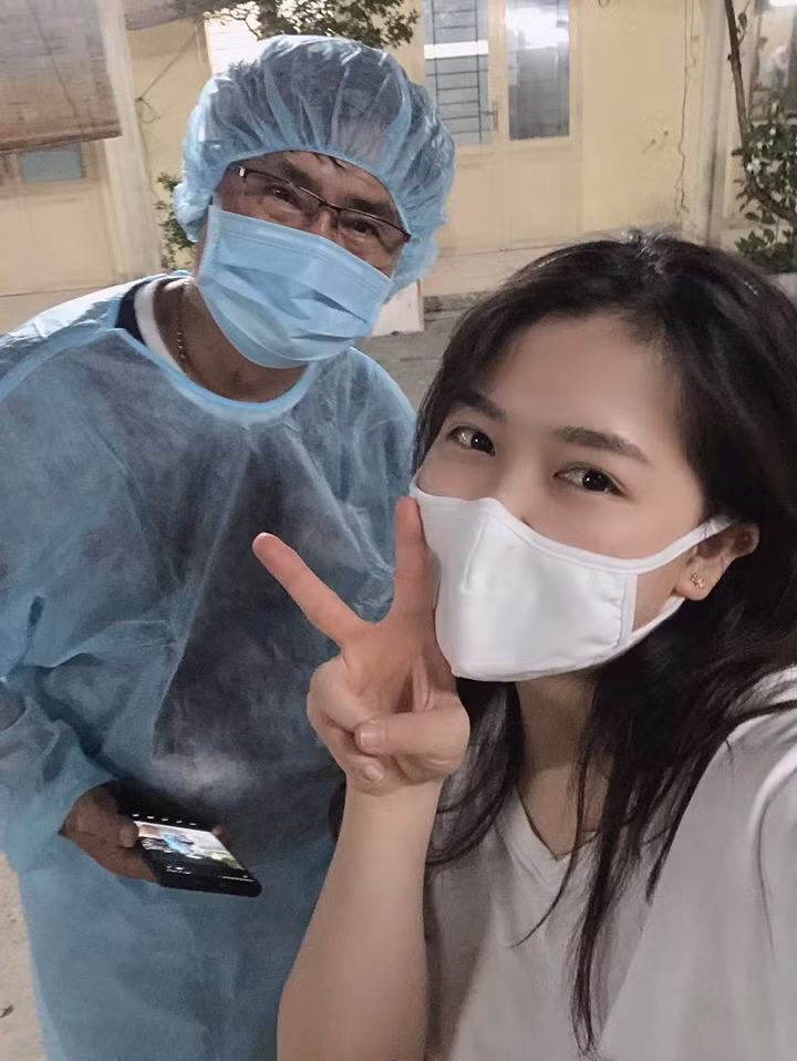 Ngay sau khi vừa chia sẻ, những bức ảnh chế trong khu cách ly dịch Covid-19 của Thùy Dung nhận được sự quan tâm đặc biệt của cư dân mạng. Nhiều dân mạng để lại bình luận dưới bài viết của nữ du học sinh Hàn Quốc này như: "Đã xinh gái, hài hước lại còn có ý thức cộng đồng cao, đây mới là crush của mọi chàng trai đây này", "Không còn điểm gì để chê luôn, quá đáng yêu".