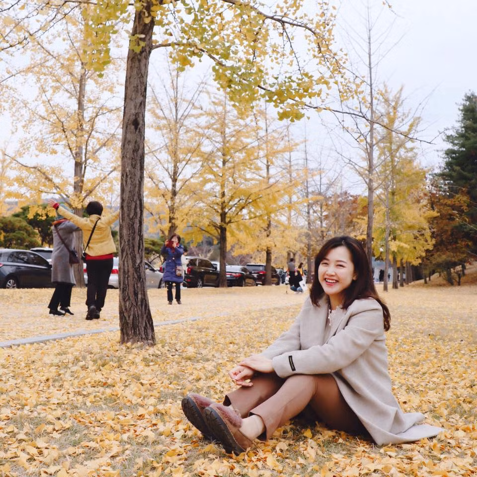 Cùng chung tay chặn đứng dịch bệnh Covid-19! Bộ Y tế khuyến cáo người dân chủ động, tích cực thực hiện các biện pháp: thường xuyên rửa tay bằng xà phòng dưới vòi nước chảy hoặc rửa tay bằng dung dịch rửa tay có cồn; che miệng, mũi khi ho, hắt hơi bằng khăn giấy hoặc khủy tay áo; tránh đưa tay lên mắt, mũi miệng; hạn chế tiếp xúc gần trong khoảng cách 1m với người có biểu hiện sốt, ho, khó thở; thường xuyên lau chùi vật dụng bằng chất tẩy rửa thông thường; đeo khẩu trang khi đến nơi công cộng, trên các phương tiện giao thông. Người dân không đi du lịch đến các nước, khu vực đang có dịch Covid-19.