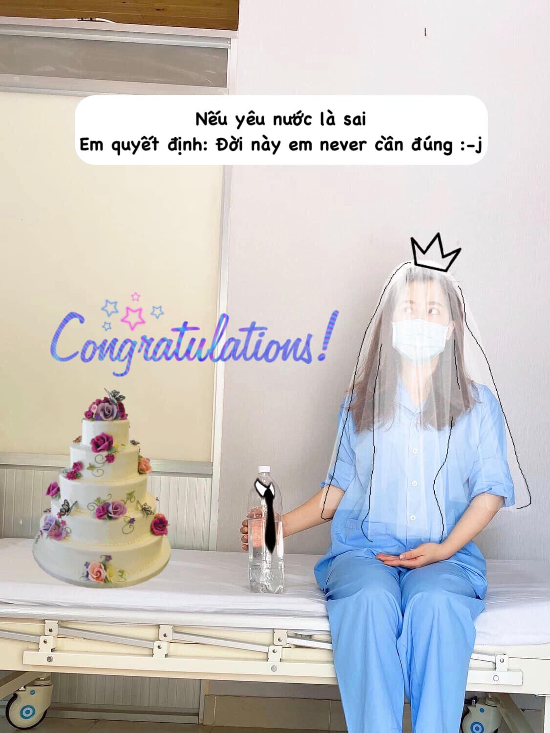 "Cô gái vàng trong làng cách ly" Thùy Dung tuyên bố yêu nước bất chấp, không cần biết đúng sai. Chứng kiến bức ảnh này của Dung, nhiều dân mạng để lại bình luận: "Bạn ý định kết hôn với chai nước để bày tỏ tình cảm của mình đối với đất nước".