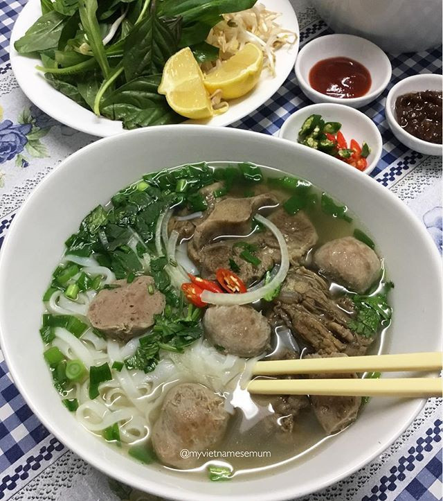 Các món ăn hầu hết là ẩm thực truyền thống Việt Nam như phở, cơm tấm, bánh xèo, nem cuốn..., được trình bày gọn gàng và vô cùng đẹp mắt.