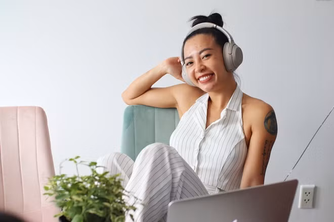 Hana Giang Anh (sinh năm 1993) là một huấn luyện viên thể hình cũng như một influencer đình đám. Có thể nói cô sở hữu lượng theo dõi cao nhất trong số các nữ vlogger sau 9 năm hoạt động, với hơn 344.000 người trên Instagram và 458.000 người trên Facebook.