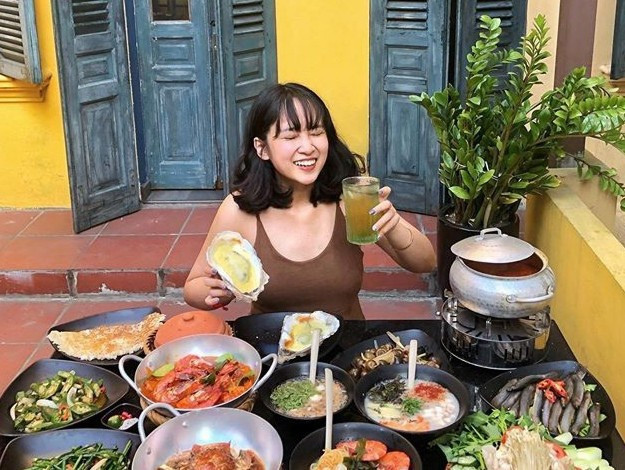 Giới trẻ Hà Thành không mấy ai xa lạ với cái tên Tú Bình Thường (@normaltus), một food blogger sở hữu hơn 48,600 người theo dõi. Những bài đánh giá chất lượng đồ ăn của 9X đầy thu hút, sống động với những tấm hình vô cùng bắt mắt.