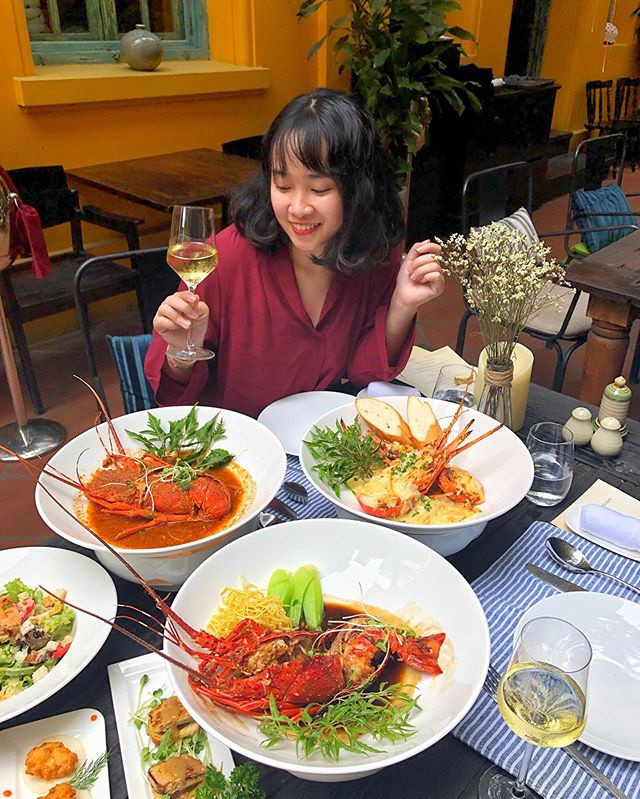 Không chỉ tập trung giới thiệu những món ăn đường phố Hà Nội, Tú cũng review nhiều loại hình ẩm thực khác.