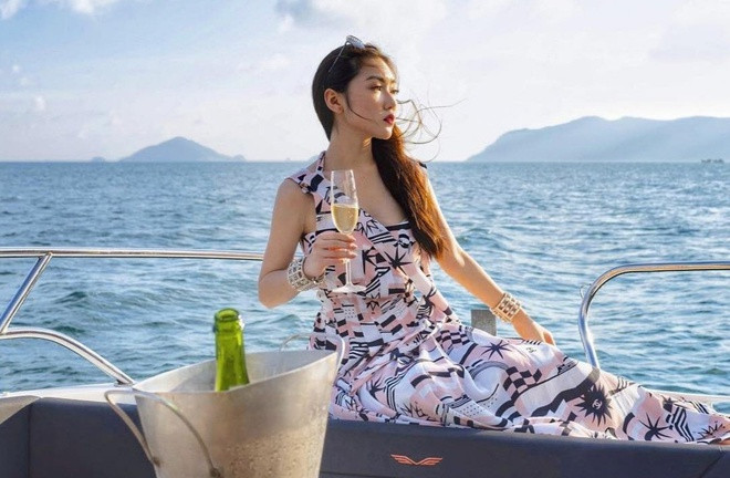 Chloe Nguyễn (sinh năm 1997) là beauty blogger nổi tiếng sở hữu hơn 318.000 người theo dõi trên mạng xã hội. Kể từ năm 2015, cô bắt đầu dấn thân vào sự nghiệp blogger, thường xuyên review các loại mỹ phẩm, hướng dẫn phối hợp trang phục, chia sẻ phong cách sống. Với giọng nói ngọt ngào, ngoại hình xinh xắn và thần thái sang chảnh, Chloe Nguyễn nhanh chóng chiếm được cảm tình của dân mạng.