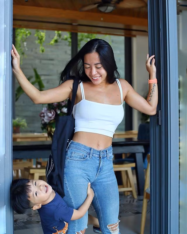 Ngoài ra, cô cũng làm video về chủ đề gia đình, chăm sóc con, tình yêu kể từ khi trở thành bà mẹ 1 con.