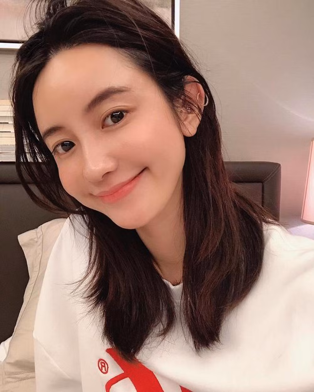 Đôi mắt hai mí, nụ cười tươi rói, khuôn mặt tròn khiến vẻ đẹp của cô trông hài hòa. Nhờ danh tiếng của bản thân, hot girl Trương Đại Dịch gặt hái được những thành công nhất định trong lĩnh vực kinh doanh online.