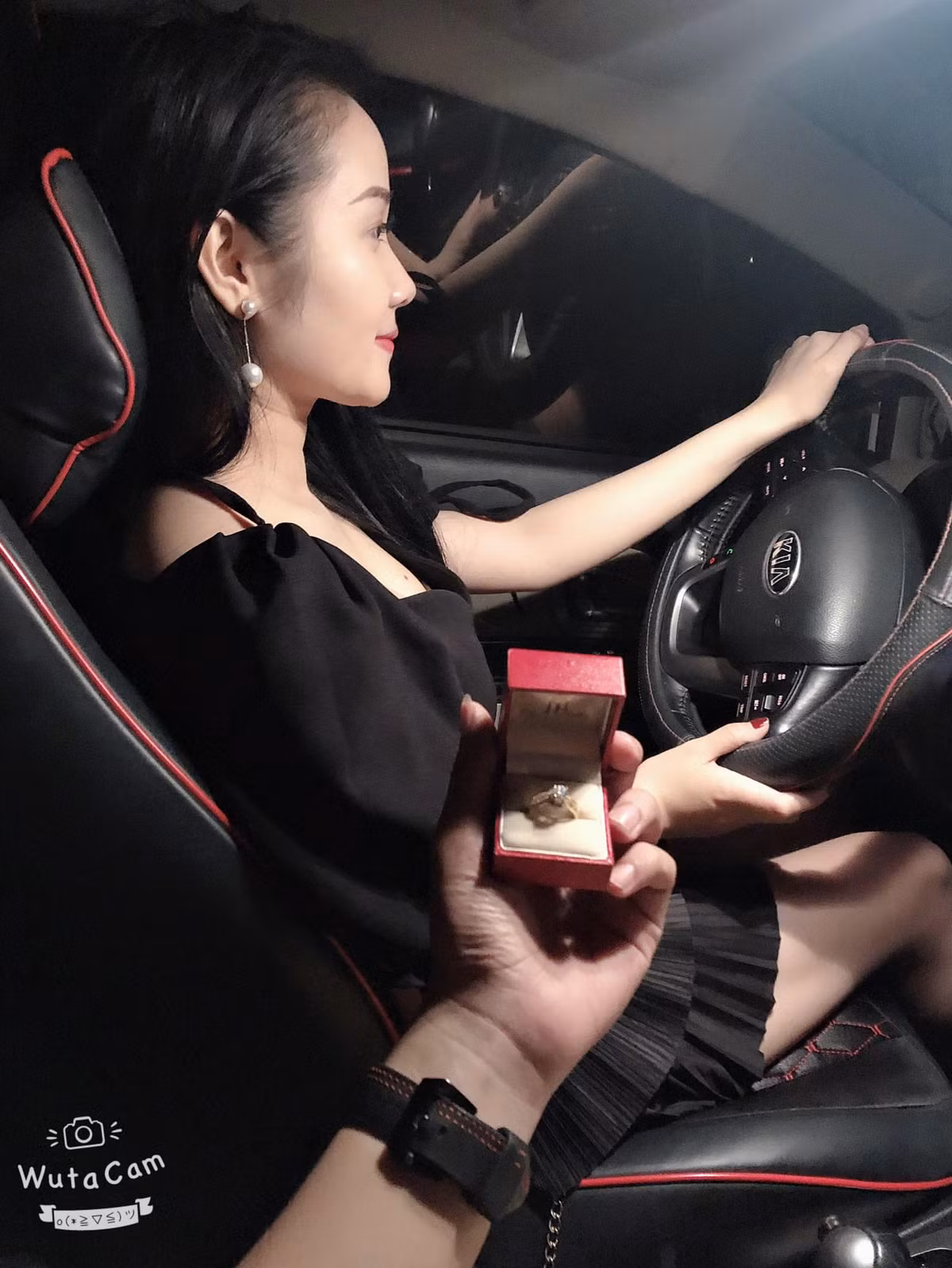 Cầu thủ Tiến Linh cũng nhiều lần bày tỏ tình yêu mãnh liệt của mình với bạn gái hơn tuổi trên mạng xã hội.