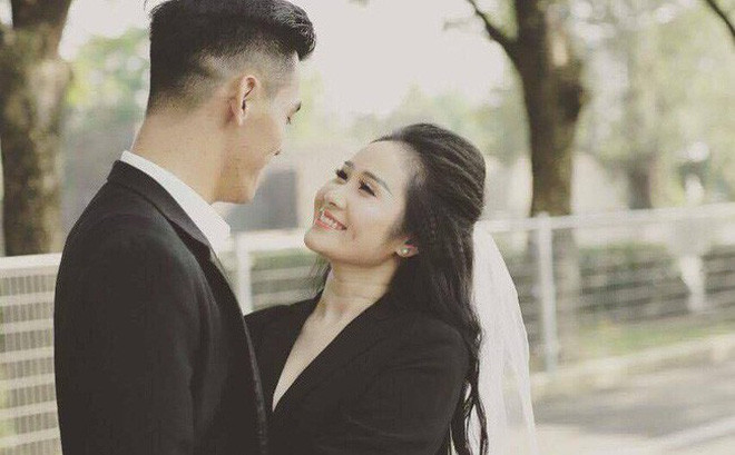 Cụ thể, trên trang Facebook cá nhân, Nguyễn Tiến Linh đã xoá hết ảnh bạn gái, đồng thời trạng thái hẹn hò của cả hai cũng không còn nữa.