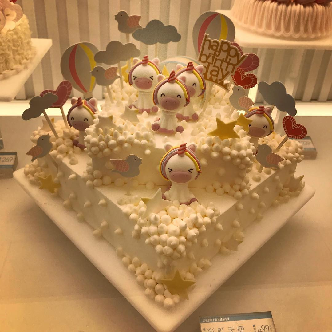 Tất cả nhân viên nữ của tiệm bánh có vóc dáng thon gọn, khuôn mặt thu hút, da sáng không tỳ vết. Dân mạng cho biết, họ thậm chí đã ngừng mua hàng ở tiệm bánh vì quá tự ti khi đứng cạnh nhân viên nữ tại đây.