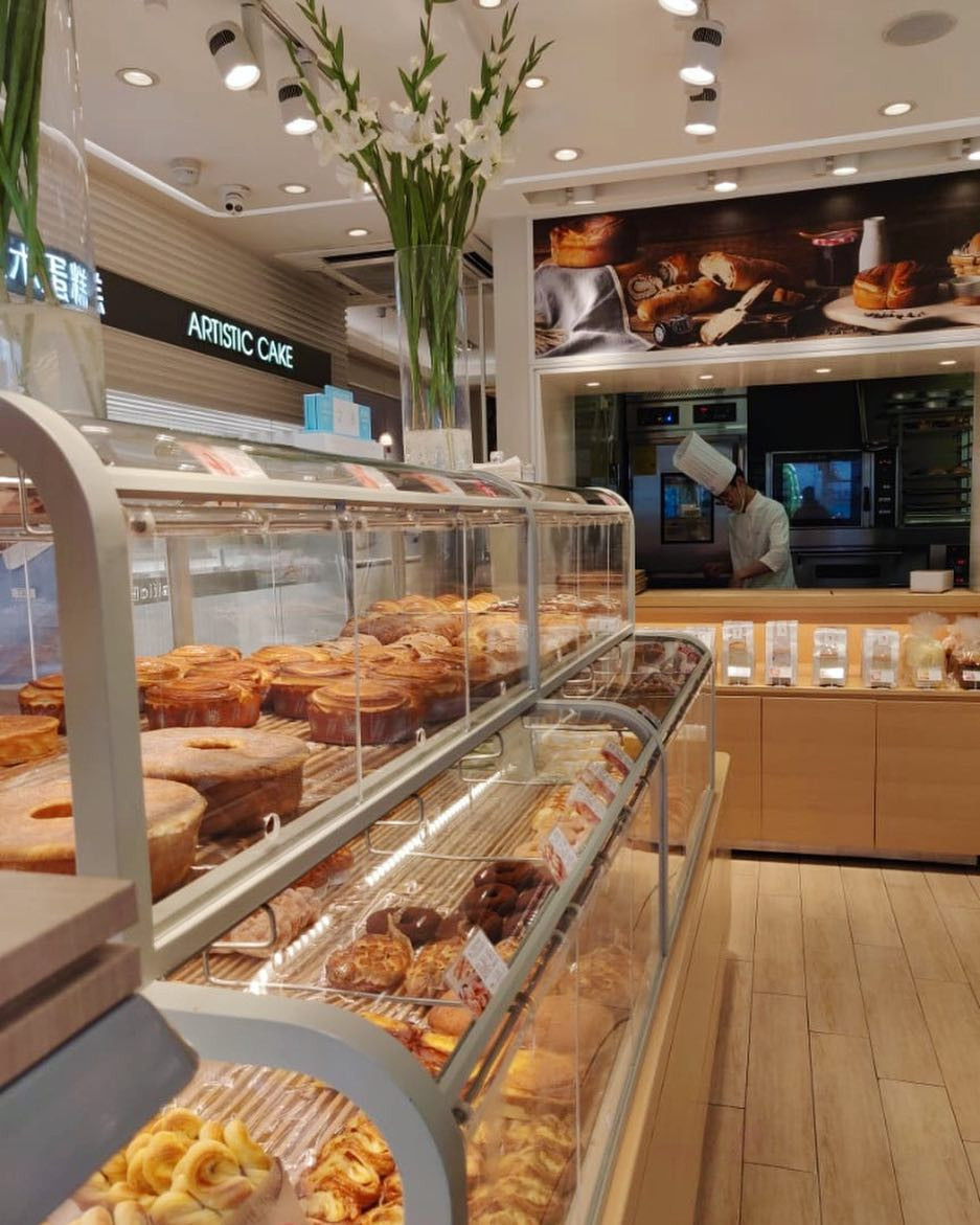 Những nam nhân viên của tiệm bánh tại Trung Quốc không phải là người duy nhất được chú ý. Nhiều nữ nhân viên bán hàng mặc đồng phục màu hồng cũng là chủ đề bàn tán sôi nổi trên mạng.