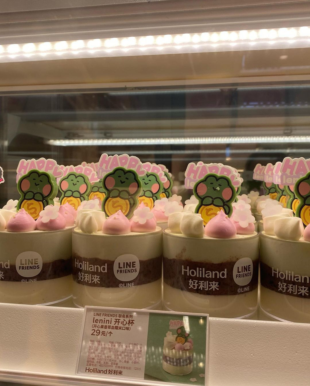 Yêu cầu khắc nghiệt về ngoại hình và thái độ làm việc cũng đồng nghĩa với việc mức lương mà nhân viên của tiệm bánh nhận được. Theo trang Koreaboo, nhân viên của tiệm bánh kiếm được trung bình từ 800 USD (19,8 triệu đồng) đến 1.200 USD (29,7 triệu đồng) mỗi tháng.