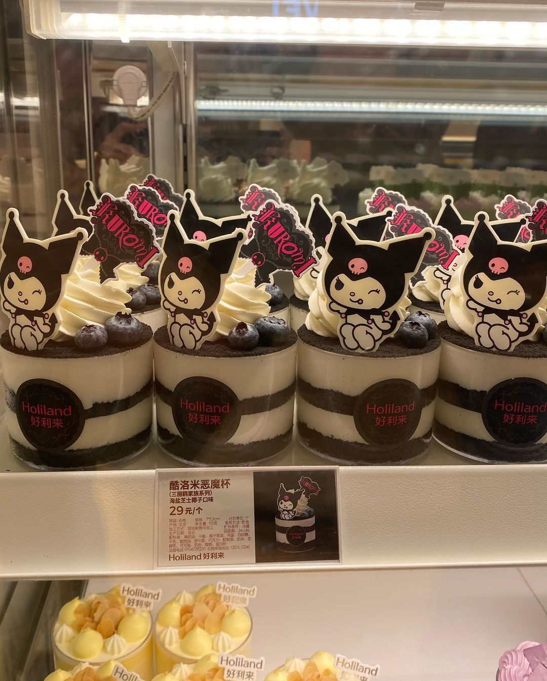 Tiêu chuẩn để trở thành nhân viên bán hàng ở tiệm bánh này không dễ dàng. Chủ tiệm bánh yêu cầu nhân viên nữ cao tối thiểu 1,65m và nặng không quá 55kg. Trong cuộc phỏng vấn, nếu họ nhận thấy ứng cử viên chưa đủ hấp dẫn, chủ cửa hàng đề nghị họ làm việc ở bếp - nơi không phải tiếp xúc với khách hàng.