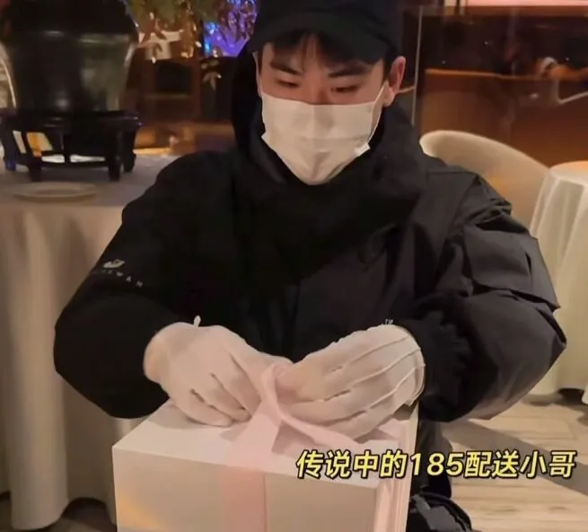 Cách họ trao bánh cho khách hàng cũng rất xa hoa và đặc biệt. Các video quay cảnh họ quỳ xuống và tháo dải ruy băng của chiếc hộp đã được lan truyền rộng rãi.