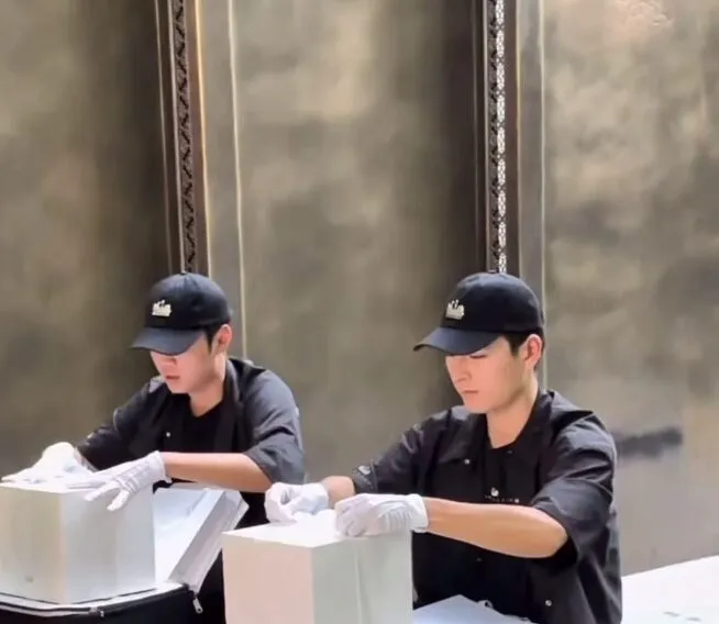 Dân mạng chia sẻ, họ luôn đảm bảo diện mạo bản thân trước khi xuất hiện trước khách hàng. Một người chồng nói đùa rằng, vợ anh ta thậm chí còn không trang điểm khi đi hẹn hò với mình, nhưng dành cả giờ đồng hồ để trang điểm chỉ để gặp người giao hàng của tiệm bánh.