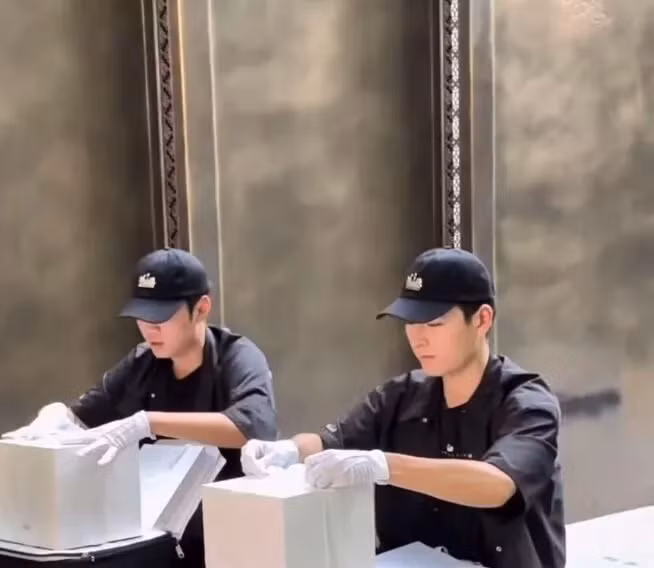 Dân mạng chia sẻ, họ luôn đảm bảo diện mạo bản thân trước khi xuất hiện trước khách hàng. Một người chồng nói đùa rằng, vợ anh ta thậm chí còn không trang điểm khi đi hẹn hò với mình, nhưng dành cả giờ đồng hồ để trang điểm chỉ để gặp người giao hàng của tiệm bánh.