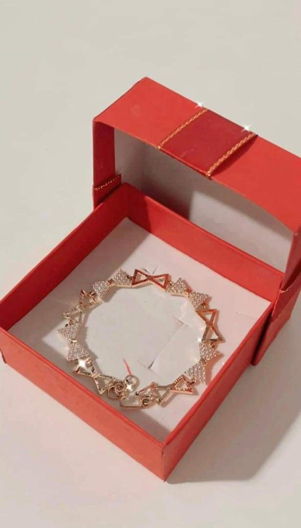 Chiếc lắc tay vàng được đính đá cầu kỳ.