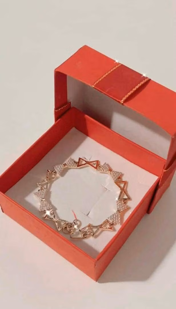 Chiếc lắc tay vàng được đính đá cầu kỳ.